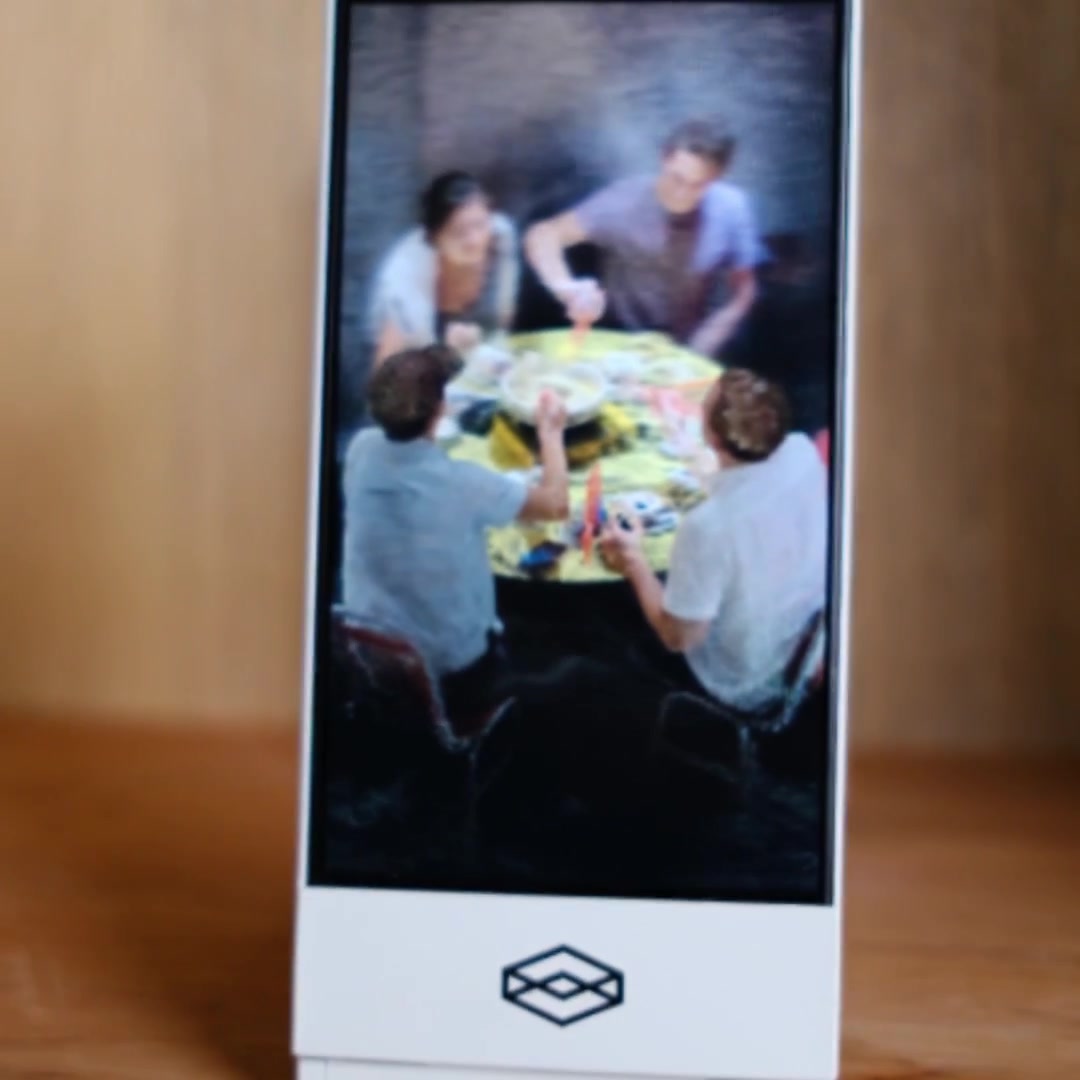 Looking Glass Go displaying a group photograph with a glasses-free depth effect.
